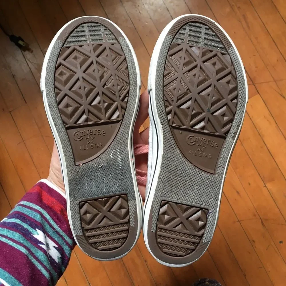 Converse/Chucks gray & pink low top sneakers